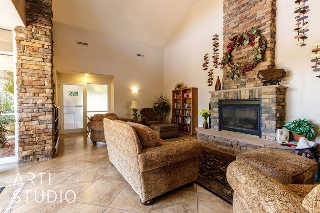 Building Photo - Stunning 3-Bedroom Home with Private Backy...