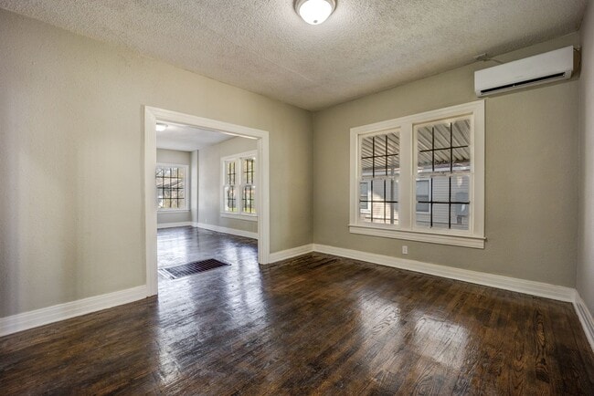 Building Photo - Freshly Updated 3 Bedroom Home