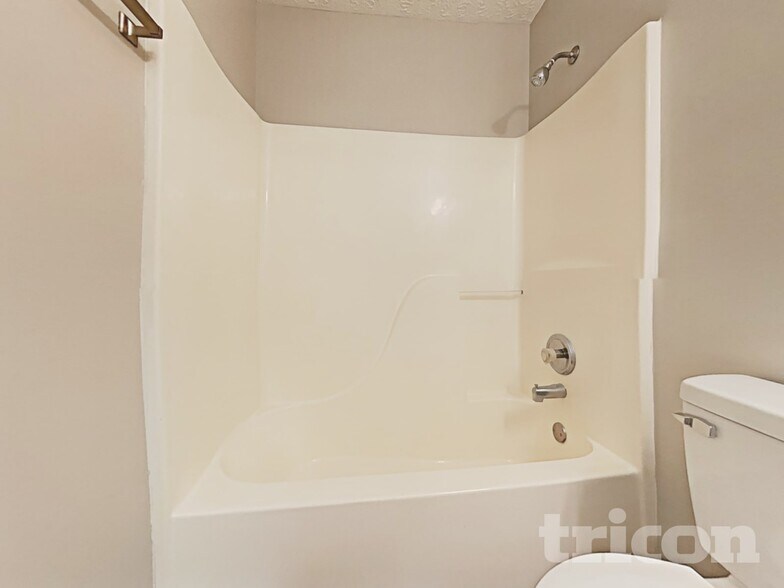 Building Photo - 4475 Connaught Dr E