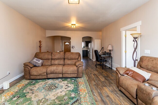 Building Photo - Bright and Airy 2-Bedroom Condo in Charmin...