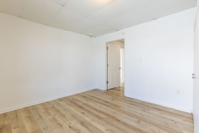 Building Photo - 742 E Warrington Ave