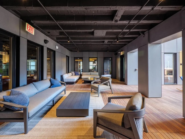 Building Photo - 1601 W Lake St