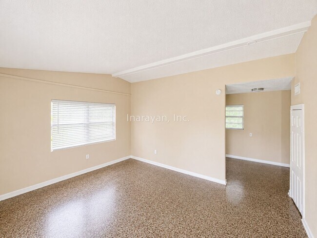 Building Photo - 940 Kaley Ave