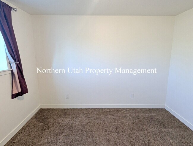 Building Photo - 2 Bed, 1 Bath Lower Unit