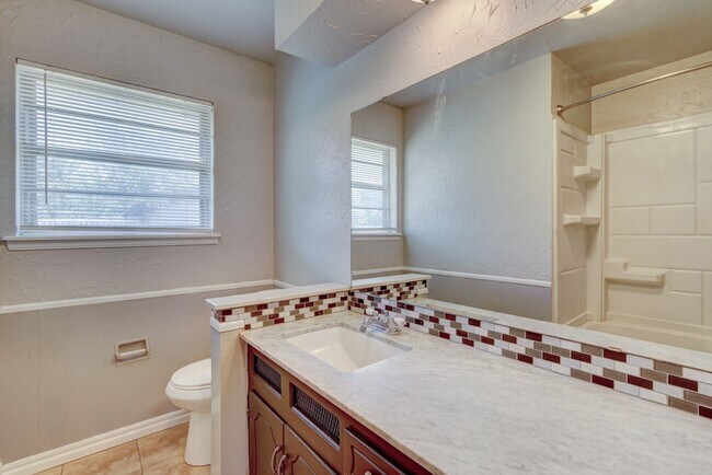 Building Photo - Nice 4 Bed 1.5 Baths Located near Tinker Diagonal