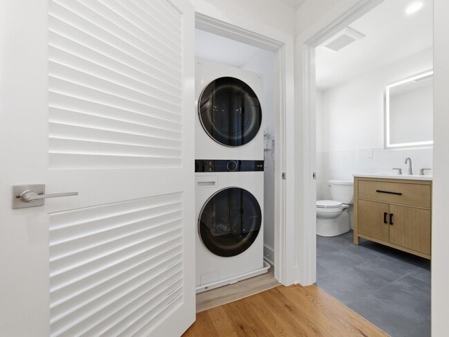 Building Photo - 858 West Side Ave