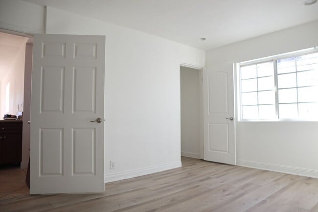 Building Photo - 2bed2bath Apartment in Heart of Pico Robertson!