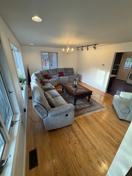 Building Photo - 309 Beacon St