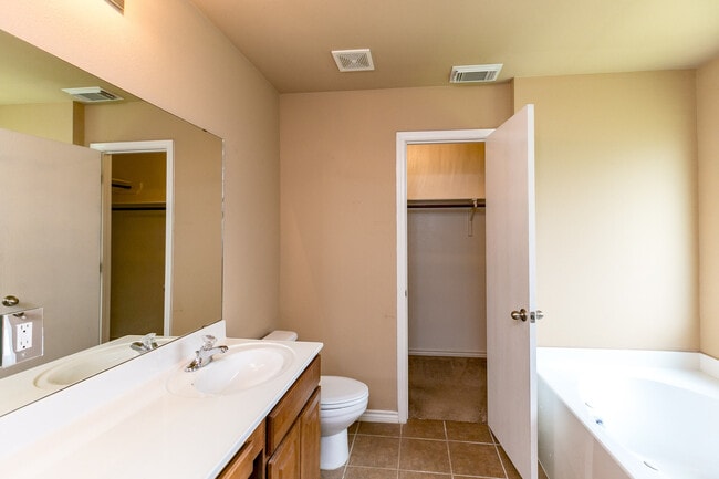 Building Photo - 3809 Los Arroyos Dr