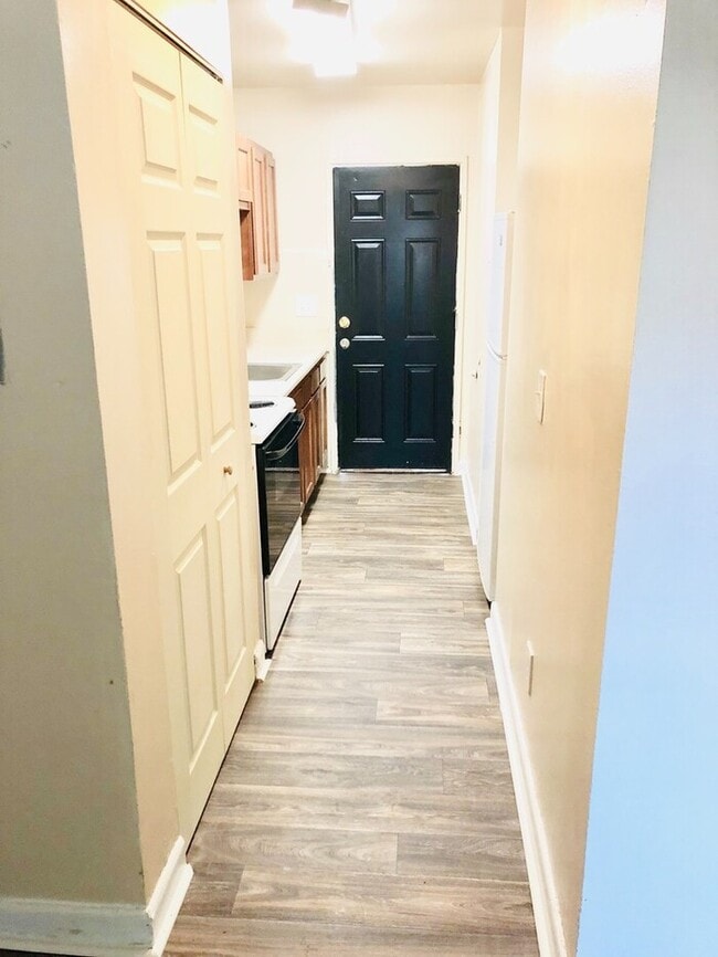 Building Photo - Classic 1 Bedroom Apartment in Historic Do...