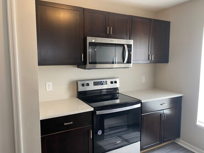 Building Photo - Welcome Home! Beautiful 3 Bedroom, 2.5 Bat...