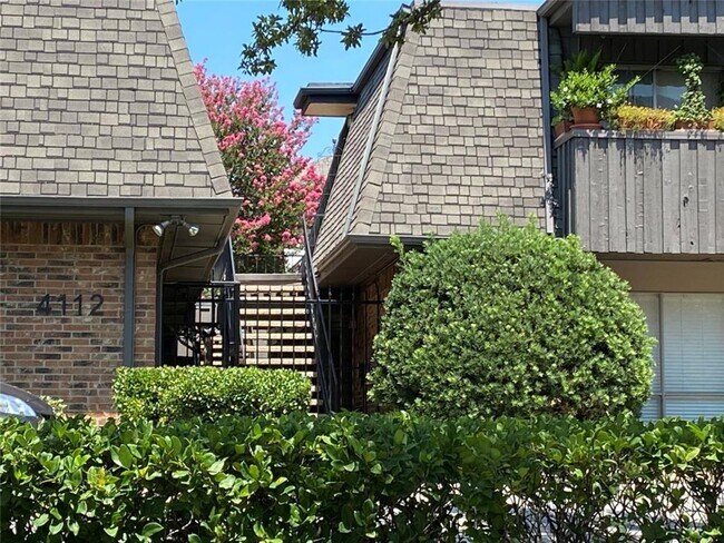 Building Photo - Modern 2 Bedroom, 2 Bathroom Condo in the Heart of Vibrant Oaklawn!