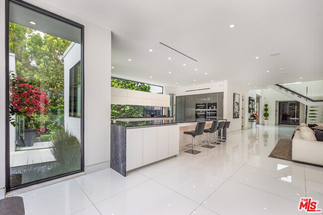 Building Photo - 511 N Rexford Dr