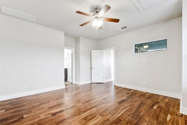 Building Photo - 1504 Lorraine Loop