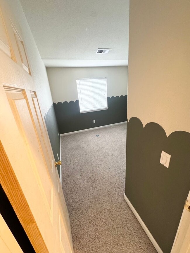 Building Photo - Charming Spacious 3 Bedroom Home