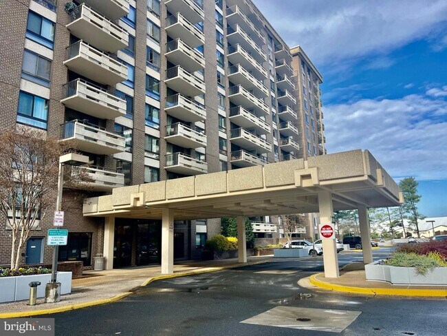 Building Photo - 1808 Old Meadow Rd