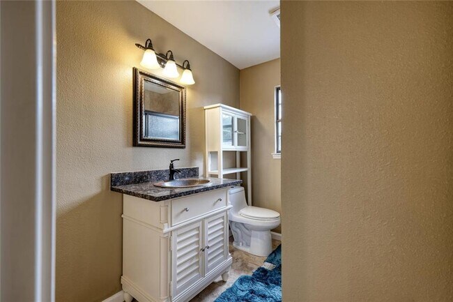 Building Photo - 2105 Vivian Dr