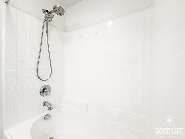 Building Photo - Beautiful 2Bd/2Ba Available In Sabre Springs