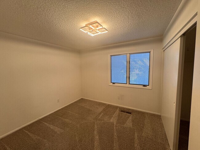 Building Photo - 4860 Lakeside Dr