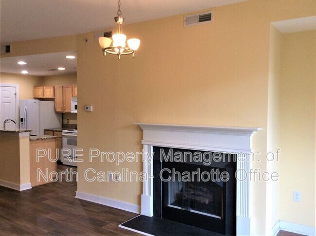 Building Photo - 718 W Trade St