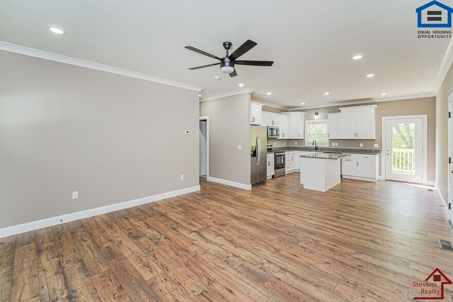 Building Photo - 165 Lakeshire Dr