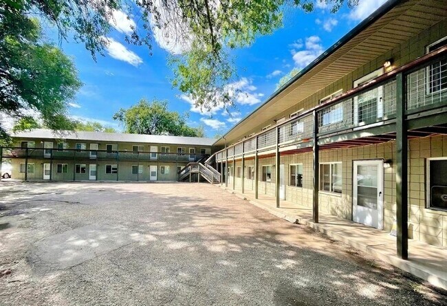 Building Photo - 509 S Bryan Ave