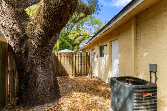 Building Photo - 709 SW 13th Ave