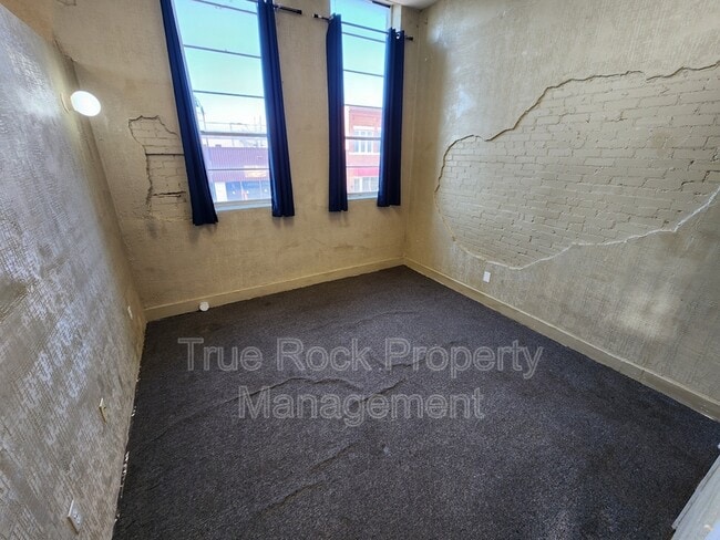 Building Photo - 208 E Main St