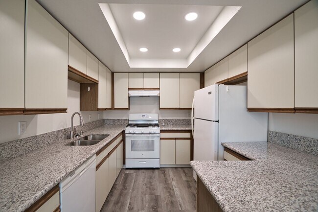 Building Photo - j444