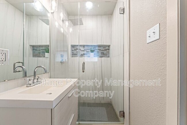 Building Photo - 4402 Seabreeze Dr