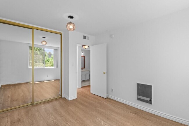 Building Photo - 4610 Densmore Ave