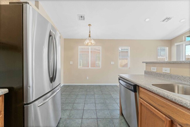 Building Photo - Charming Home with Spacious Backyard!