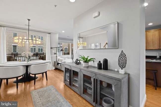 Building Photo - 900 Valencia Ct