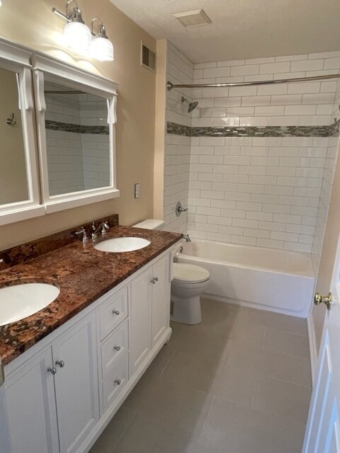Main bedroom full bathroom - 9629 Overton Dr