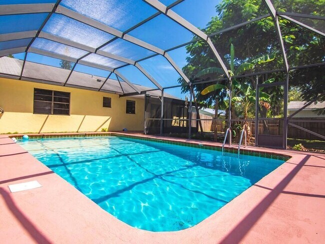 Building Photo - 6113 Yucca Dr