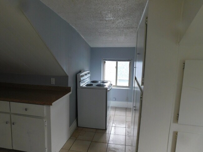 Building Photo - Private Entry Upper Level of Duplex