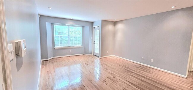 Primary Photo - 2060 Chastain Park Ct NE