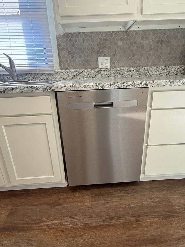 Building Photo - Recently renovated 2 or 3 bedroom with New kitchen