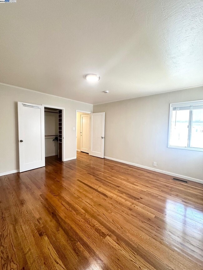 Building Photo - 2117 Thomas Ave