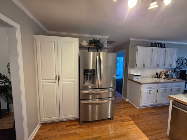 Building Photo - Beautiful 3 bedroom, 2 bath house with one car garage, located on Jonaquins Creek.