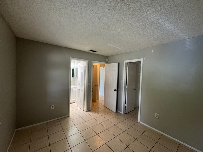 Building Photo - FANTASTIC 2 Bed 2 Bath Duplex with a HUGE ...