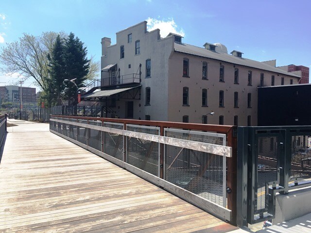 Building Photo - 406 4th St E