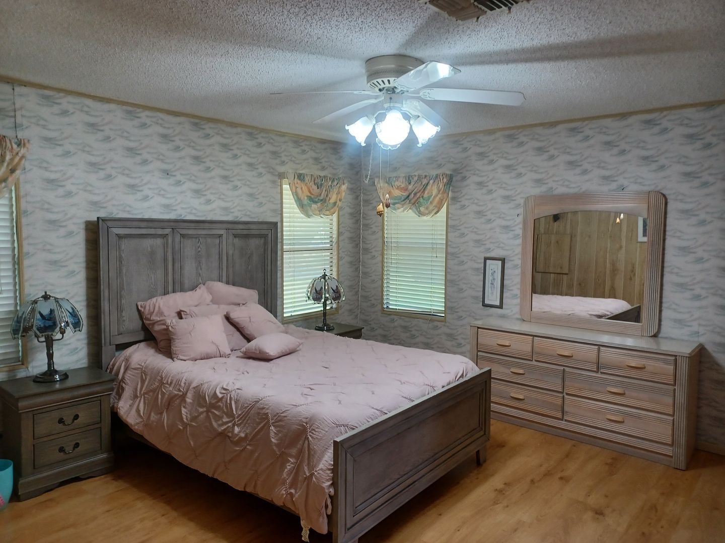 Building Photo - 55 + Community Turn Key 2 Bedroom / 2 Bathroom Home in a Private Gated Community Furnisher Negoti...