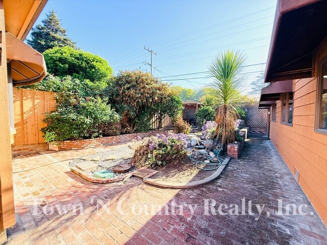 Building Photo - Charming 2BR/1BA Home in Maple Park – Full...