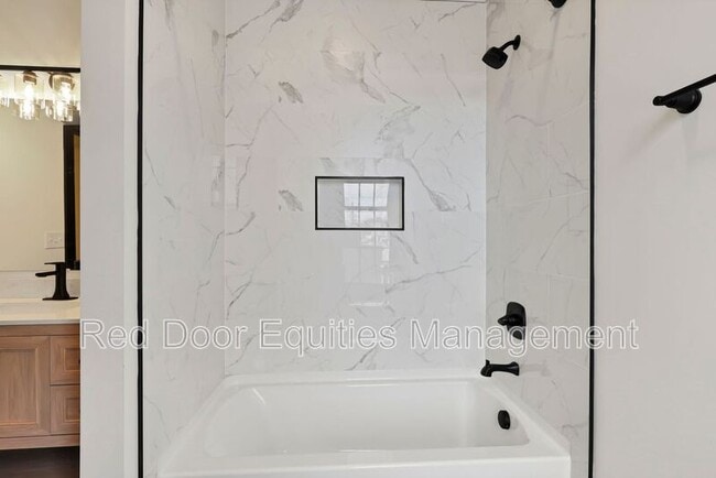 Building Photo - 532 N Columbus St