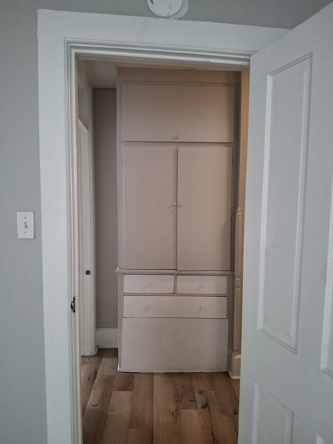 Building Photo - 913 E Washington St