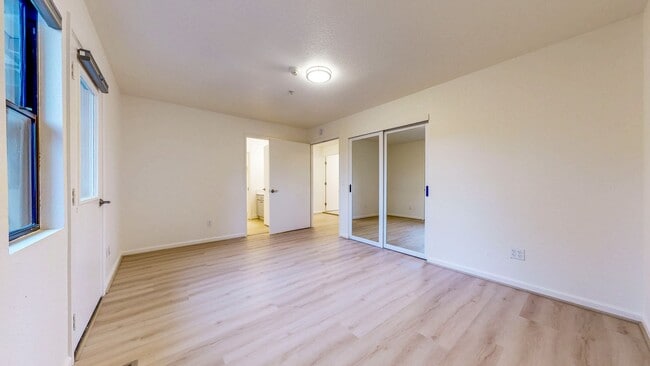 Building Photo - Bright and Beautiful 4 bedroom 2.5 Bath with large enclosed back yard and close proximity to Mari...