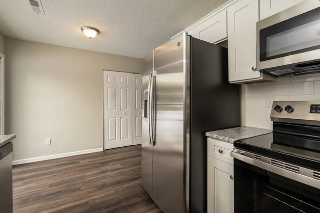 Building Photo - 2693 Stratford Lake Ct