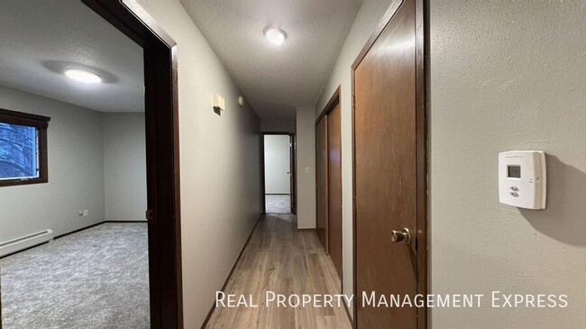 Building Photo - Spacious 2 Bedroom Apartment with Modern U...