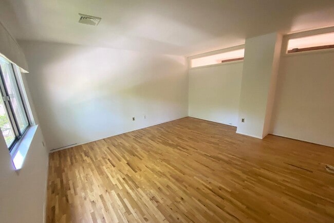 Building Photo - 331 Birch Ln